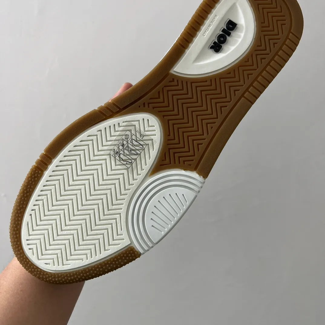 👟👟Ex-factory price 560👟👟 Men's size +10 Dior B27 series ✨2024 upgraded version purchasing agent grade ✨Super🔥sports shoes👫couple shoes. The high version 1:1 adopts oil edge lasting technology, the fabric is imported first-layer cowhide + high-tech fabric, and the inner cowhide + customized lining. TPU original engraved outsole. More than 30 colors of high-soled boots are available. Size: 35-42 for women and 38-46 for men. Bosses are welcome to compare...